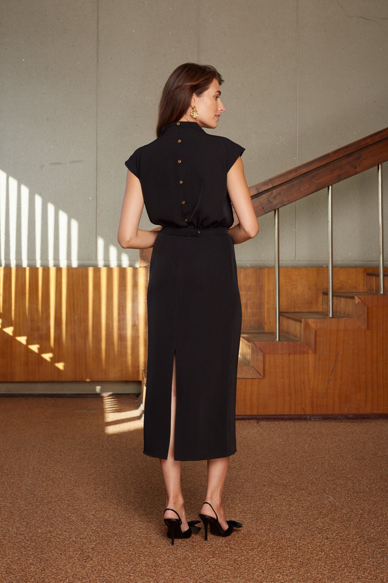 black sleeveless midi dress